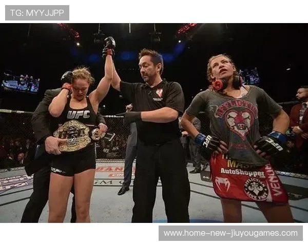 UFC重击震天，让对手头盔飞出场外的惊天一击